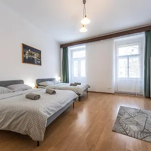 wenceslas-square-2-bedroom-apartment.praguehotelsweb.com/